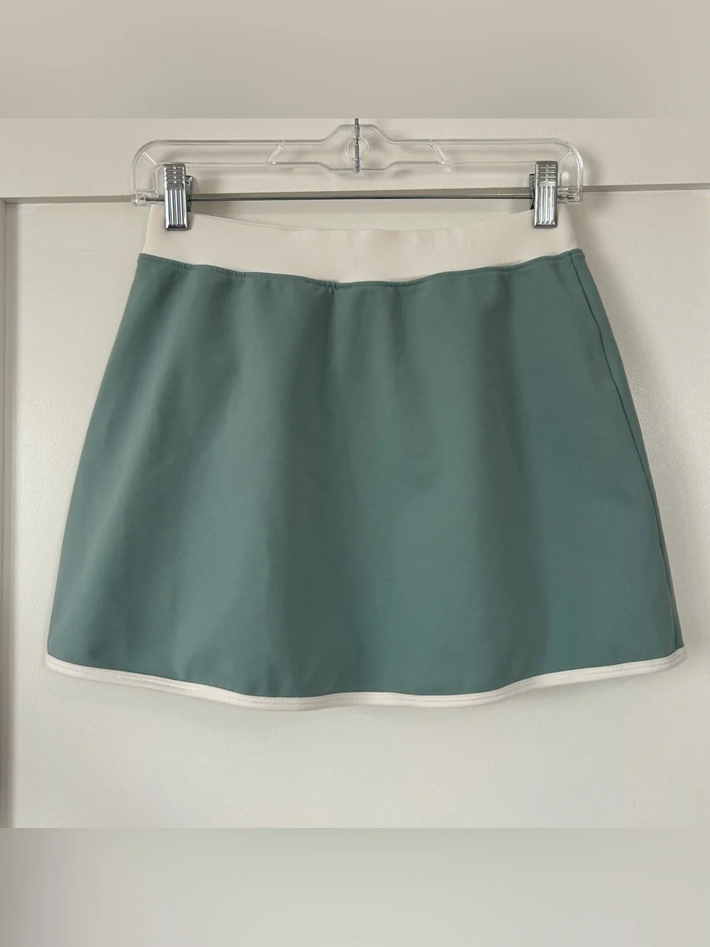 Alo Yoga Airbrush Streamlined Skirt in Botanical Green/Ivory Size Small